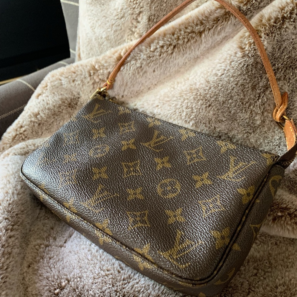 Authentic Louis Vuitton Pochette 💎🥂✨🍾